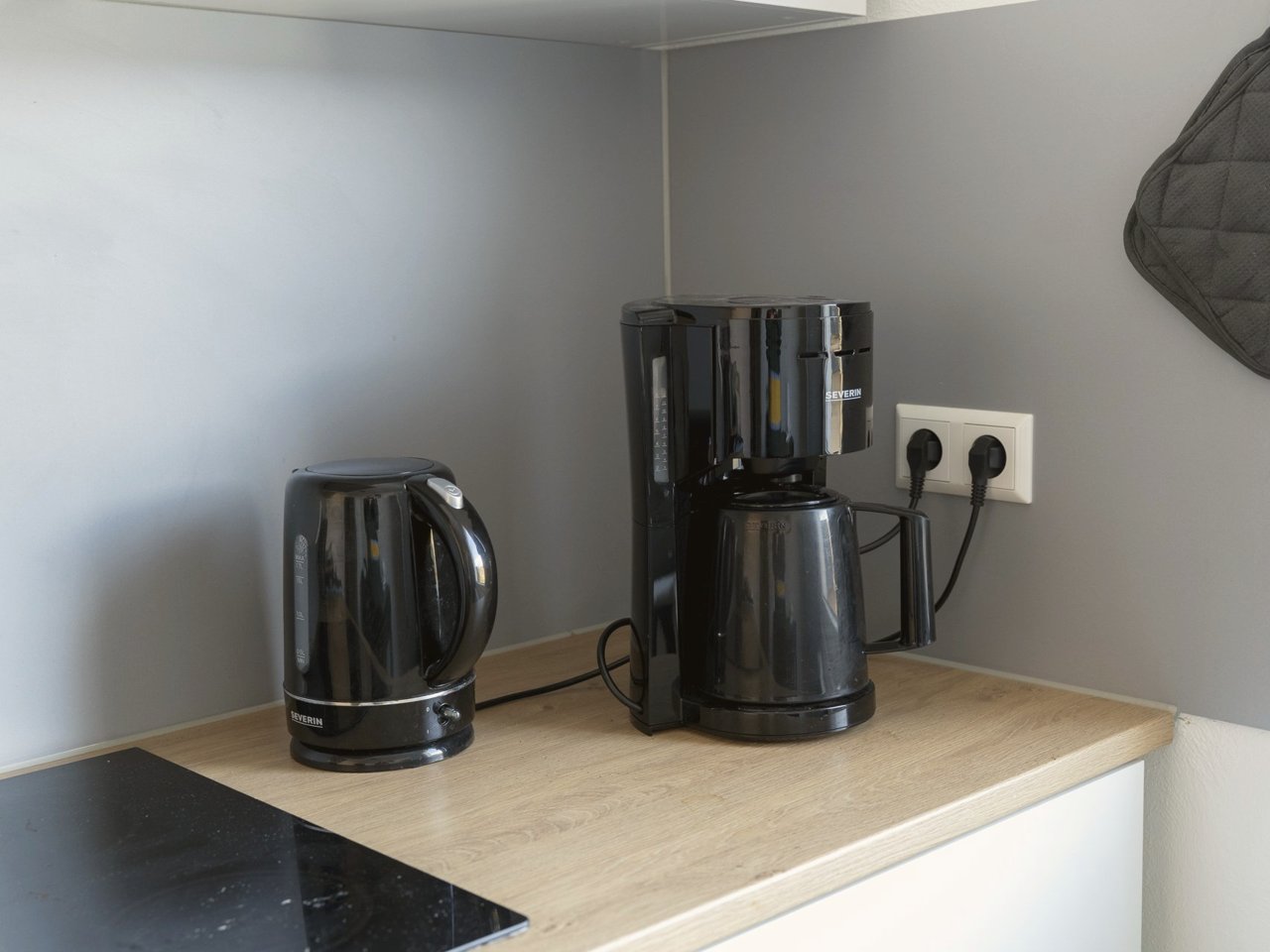 Kaffeemaschine und Wasserkocher auf der Küchenarbeitsplatte