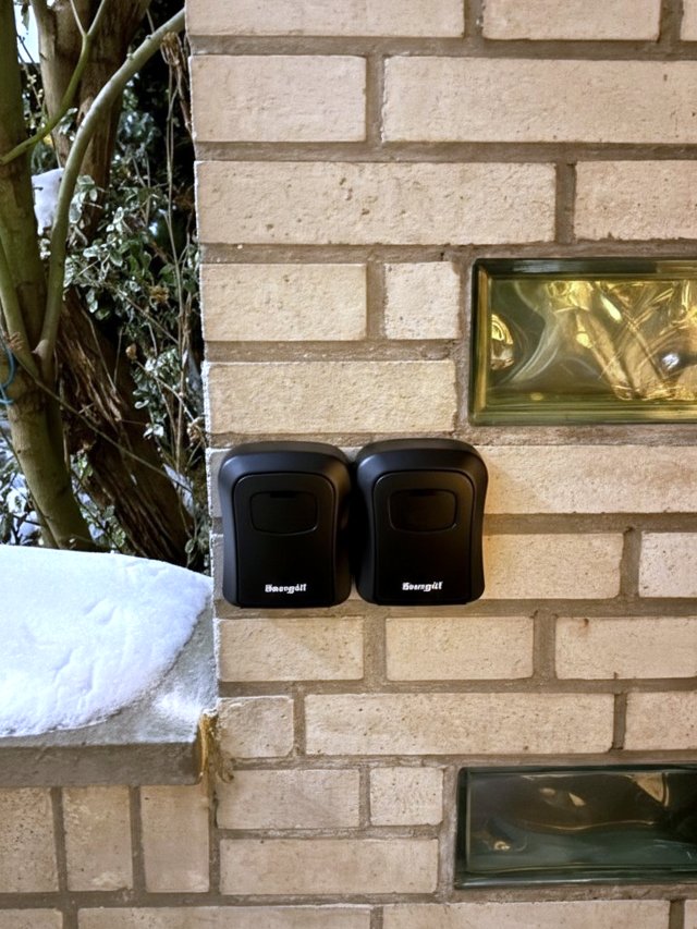 Schlüsselbox mit Zahlencode an der Hauswand